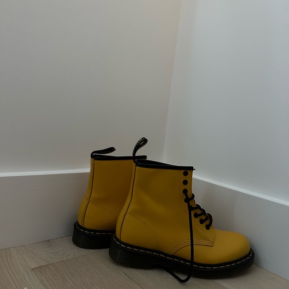 Dr. Martens 1460 Smooth Boots (yellow) - Picture 4 of 5
